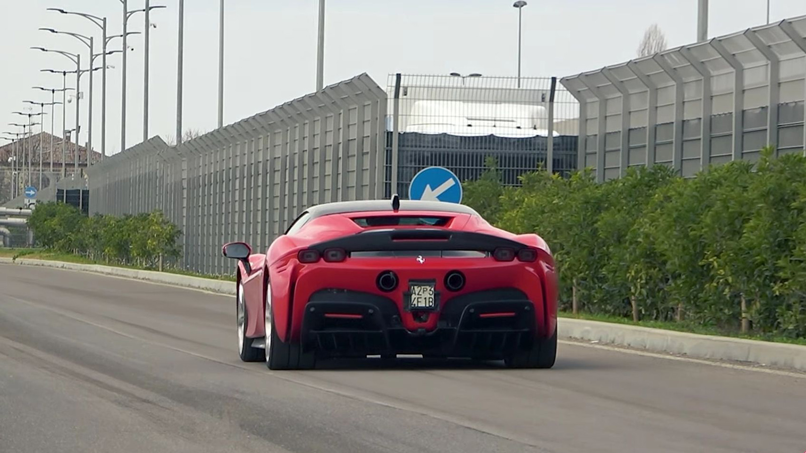 Γιατί η Lamborghini τεστάρει (ξανά) τη Ferrari SF90;